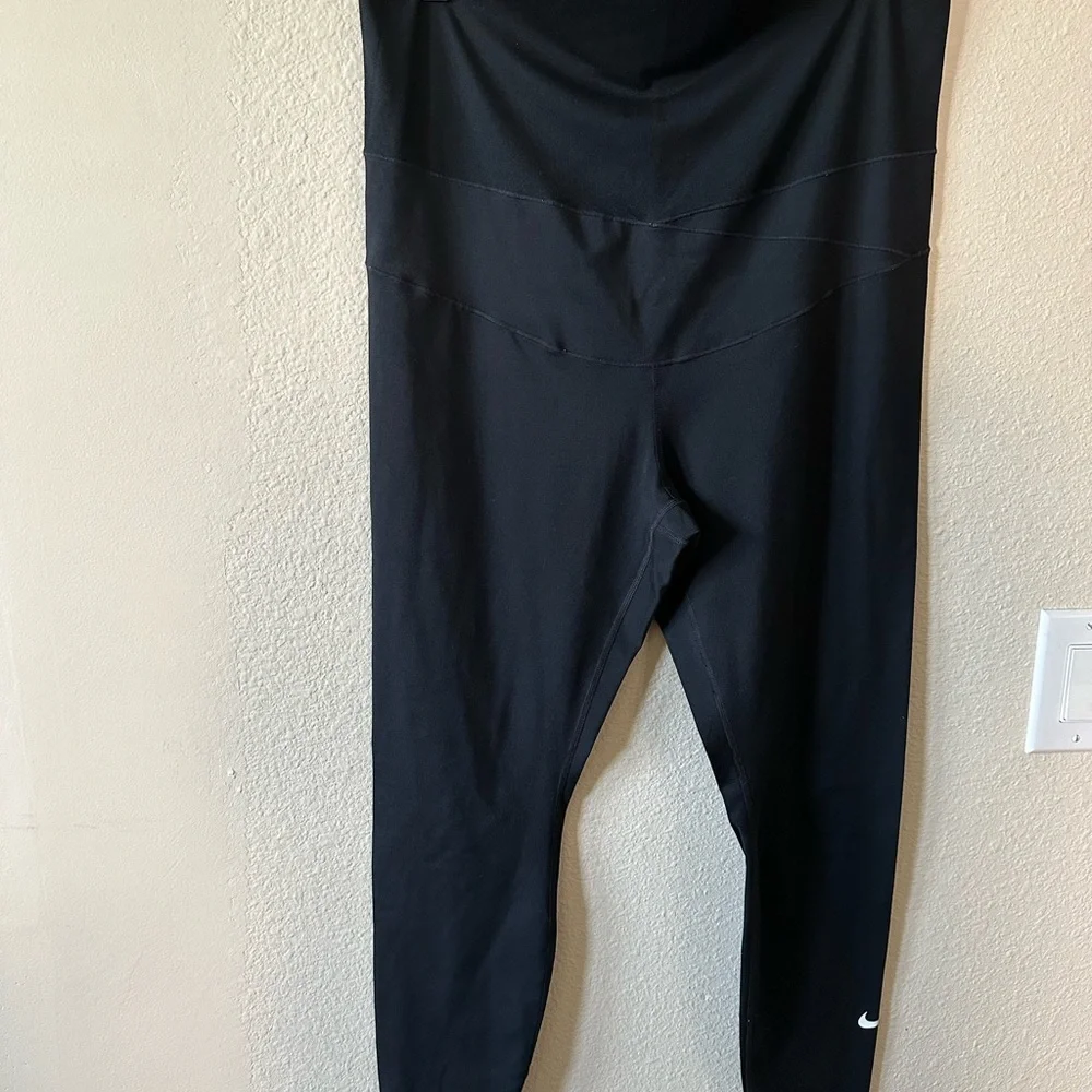 Nike women's black  Athletic Leggings size XL/ NWOT B200
